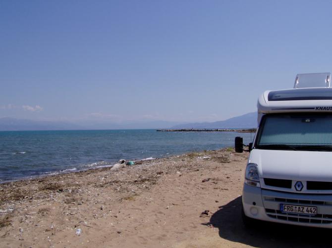 Stellplatz am Strand. Auf Sauberkeit braucht man in GR nicht zu achten!