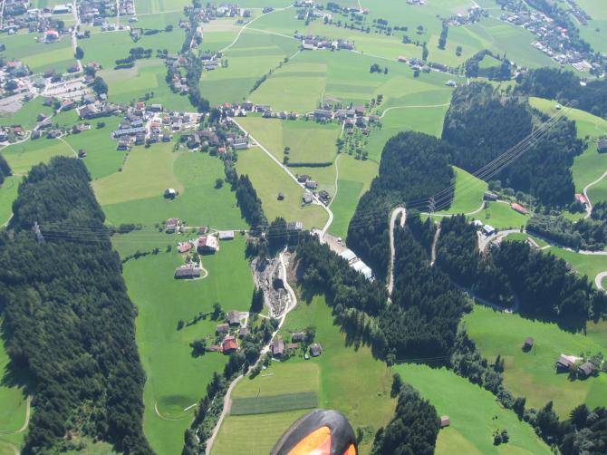 Keine Angst vor der Hochspannungsleitung; geht sich leicht aus!!