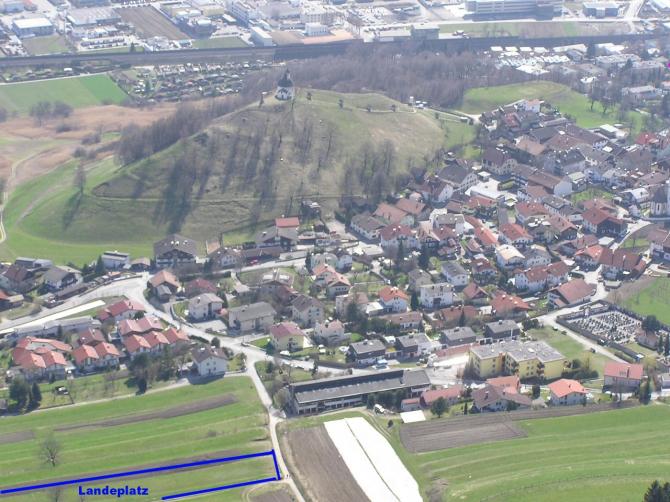 Im Bild unten links ist ein Teil des Landeplatzes oberhalb der Ortschaft Arzl zu sehen. Anflugregeln beachten (siehe Homepage Innsbrucker Gleitschirmfliegerverein)