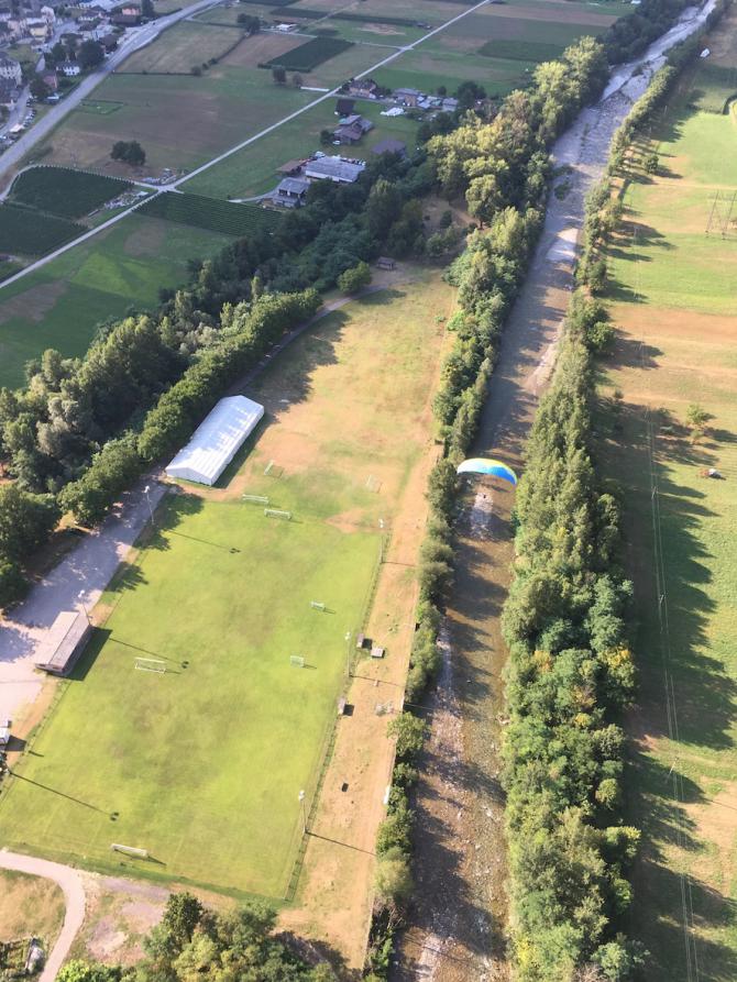 Landen auf dem Fussballplatz von Malvaglia, zwischen den beiden Flüssen Orino und Brenno.