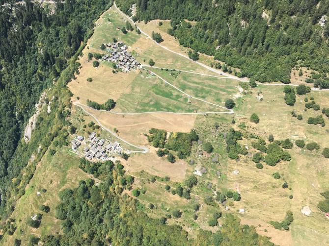 Wenn das Landen in Dagro zu heikel ist, man aber nicht in Malvaglia unten absitzen will: 
Im Gebiet der Weiler Ciavasch (oben) und Garéi (unten) herrschen grosszügige Platzverhältnisse.