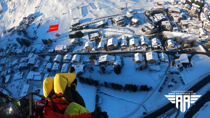 Landeplatz im Winter aus der Luft (Rot).
Windsack direkt an der kleinen Hütte links davon. Nassereinbahn ganz rechts erkennbar.