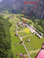 Paragliding Fluggebiet Europa » Schweiz » Bern,Schilthorn (Piz Gloria),LZ in Stechelberg.
Steiles Kabel (Materialseilbahn) unmittelbar am Südende der LZ!
Position Windsack (2006): blau