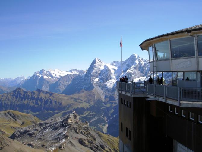 Wo man geht und steht: 007 war schon hier und auch wenn die Touris die Berge nicht kennen, die Filme erzählen sie sich brühwarm in der Seilbahn...