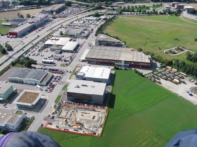 Anflug Landeplatz Rossboden Chur ( Achtung auf Hochspannungsleitungen auf beiden Seiten der Autobahn, diesen Landeplatz nur bei wenig Wind anfliegen !!! )
Bus zum Bahnhof alle 30 min, 5 min laufen bis Kasernenstr. ab dort alle 10 min Bus 1 zum Bahnhof