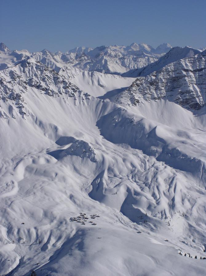 Frühjahrsthermik: auf ca 2800m über Langwies mit Blick gegen das Engadin (ganz hinten das bernina-Massiv).