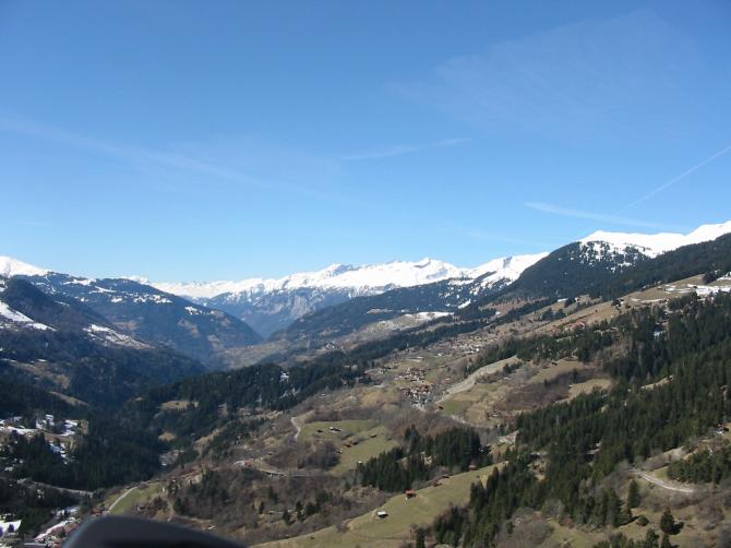 Im Tal gibt es bei jeder Bahnstation Landemöglichkeiten. Nicht im hohen Gras landen ( Sommer ) und auf Wild und Stromleitungen achten !
