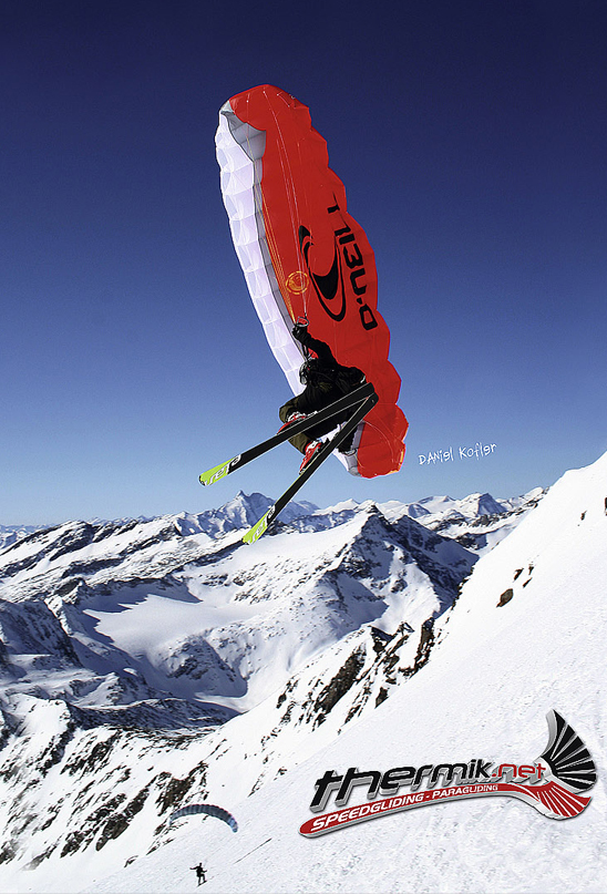 Speedflying am Mölltaler Gletscher, Nano 10qm, Pilot Daniel Kolfer. Zwischen den Skiern kann man wunderschön den Großglockner erkennen. (c) Foto Goller Manuel