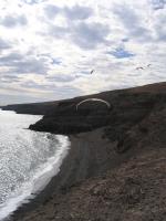 Paragliding Fluggebiet Europa » Spanien » Kanarische Inseln,Lanzarote - Playa Quemada,Blick auf den Strand mit Landemöglichkeit und die Klippe hinter dem Gleitschirm wo man aufdreht.