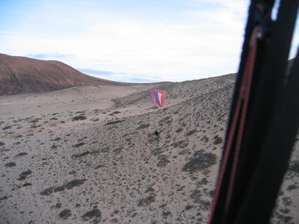 Der eine schon in der Luft und der andere kämpft sich am Boden noch hoch.