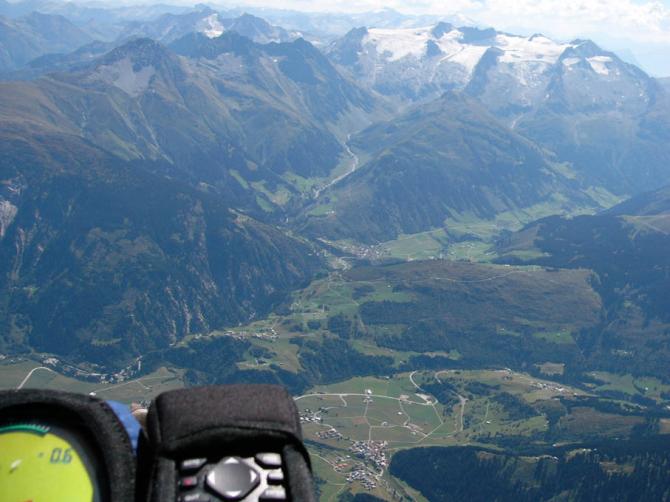 Auf der Talquerung zur Südseite des Vorderrheintals. Aussicht auf Muraun, Caziraun, Caschleglia und Medelser Gletscher.
