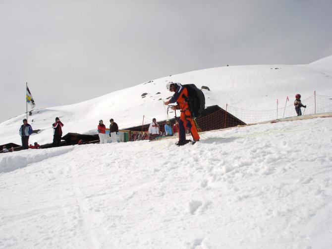 Bild vom 12.04.2009, beim Startplatz Lai Alv.1Min. von der Bergstation nach links unten, neben dem Terrassen Eingang. Super start bedingungen, schöner Flug
