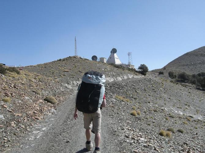 Kurz vor der Relais-Station gibt es eine geeignete Fläche zum Starten (rechts im Bild)
