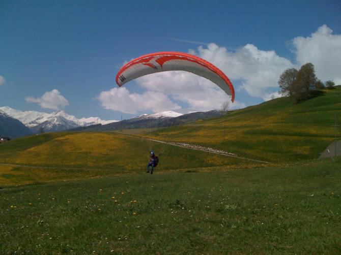 Linus Projer im Anflug zu, Landeplatz "Cuschnaus" unterhalb Morissen GR. Ca. 3km unterhalb Startplatz "Hitzeggen".