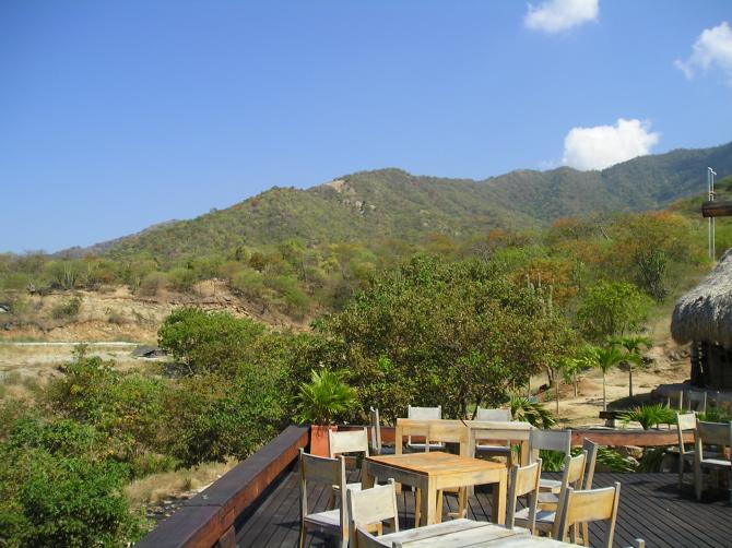 This photo was taken from the Mamancana restaurant. Above you can see the take off spot. Right in front of the restaurant you can see the low landing strip.