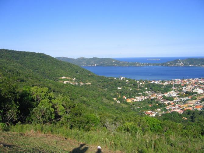 Aussicht vom Startplatz. Im Hintergrund ist eine Insel zu sehen, dort liegt der Strand "Praia Mole". Links und rechts sind die Startplätze.