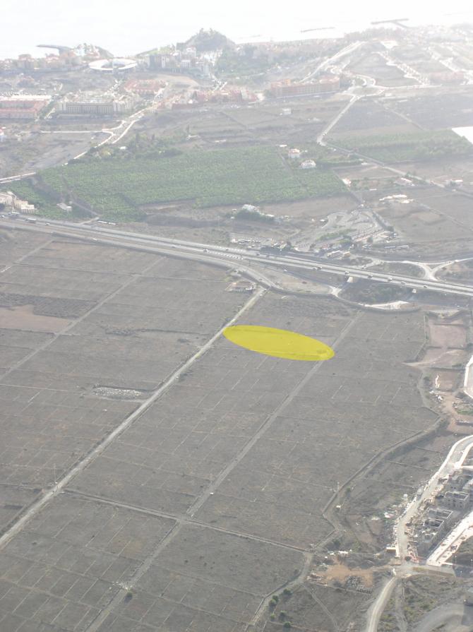 Aussenlandemöglichkeit vor der Autobahn (in den nicht mehr bebauten Bananenplantagen).
Gut sichtbar auf der anderen Seite der Strasse "Carting las Americas".