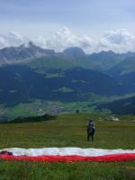 Paragliding Fluggebiet Europa » Schweiz » Graubünden,Savognin - Piz Martegnas & Somtgant - Grap Neir,Blick vom Startplatz Somtgant nach E zum Landeplatz (Kreis)