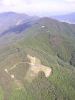 Paragliding Fluggebiet Asien » Japan,Airpark COO (Ibaraki),grosszügiger TO; gut erkennbar, dass es am gleichen Berg noch andere TO's hat (andere Schulen/ Operators!)
An dieser Bergkette lässt sich vortrefflich auf Strecke gehen.