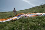 Paragliding Fluggebiet Europa » ,Shendeli - Albanien,Startwiese mit Peters Schirm und meiner Wenigkeit ;)