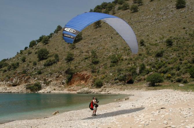 Landebucht, im Hintergrund die Militärtunnel zum benachbarten "Notlandestrand"