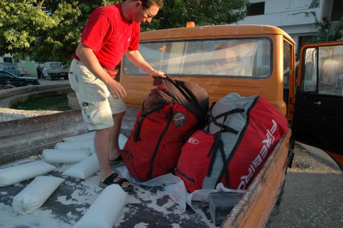 Albanien, noch voller Abenteuer und ohne Pauschaltouristen - hier beim Autostop