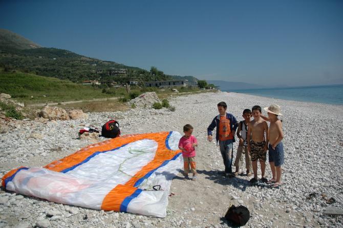 Peters Schirm mit "Besuch" nach der Landung am Strand
