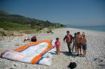 Paragliding Fluggebiet Europa » ,Piqueras - Albanien,Peters Schirm mit "Besuch" nach der Landung am Strand