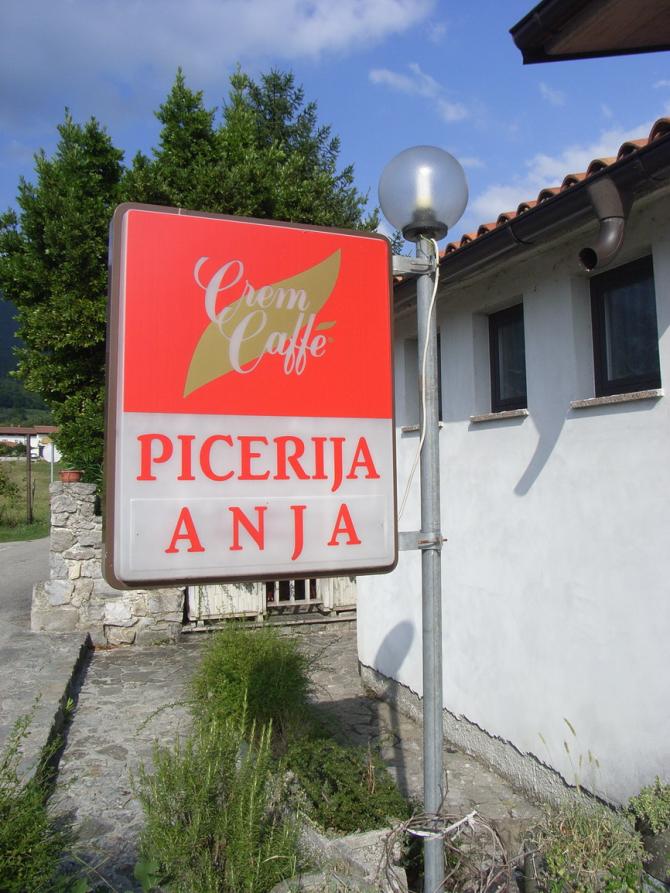 Fliegertreff und definitiv einen Besuch wert. Gerademal 3 min vom Landeplatz...