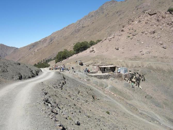 Das Bild zeigt die Paßhöhe, von der aus man den Hang nach Norden (rechts im Bild) heraufsteigen muß, um zu den Startplätzen zu gelangen. (Aufgenommen im März 2007)