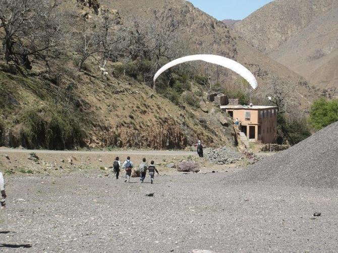 Zum Landen eignet sich am besten der Kiesplatz nördlich vom Dorfzentrum.