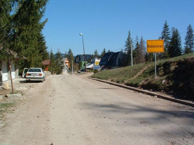 Hier kann man Unterkünfte finden (am Berg, Skiort Babanovac).