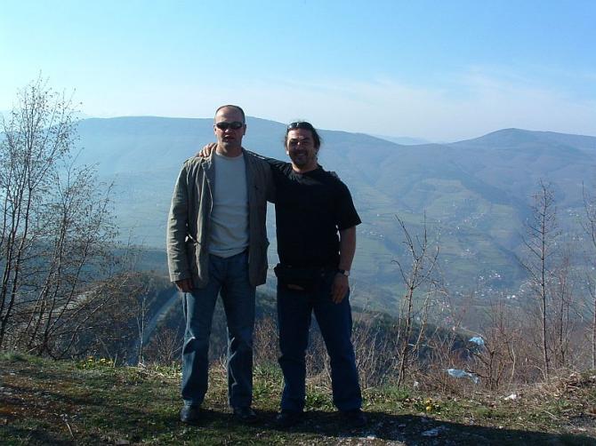 Wichtige Person, der Obmann vom lokalen Paragliding Klub Vlasic und Infoquelle, Fahrudin Hodzic, links im Bild, spricht deutsch, ist sehr nett und kennt sich aus. Unbedingt kontaktieren wegen Minen!!!
email: fahro.biber@yahoo.com