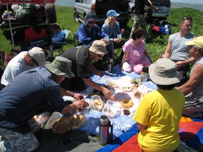 Das Picknick am Startplatz ist in Kirgisistan ein essentieller Teil des Fliegens