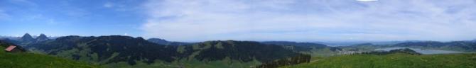 Panorama mit den Mythen links und Einsiedeln / Sihlsee rechts