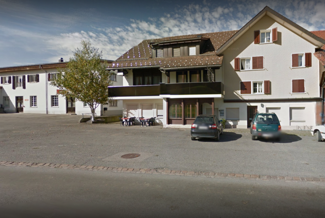 Achtung! Auf dem Parkplatz des Restaurants "Burg" darf nicht parkiert werden!