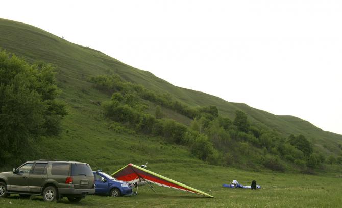 Der Hügel vom Landeplatz aus gesehen.
