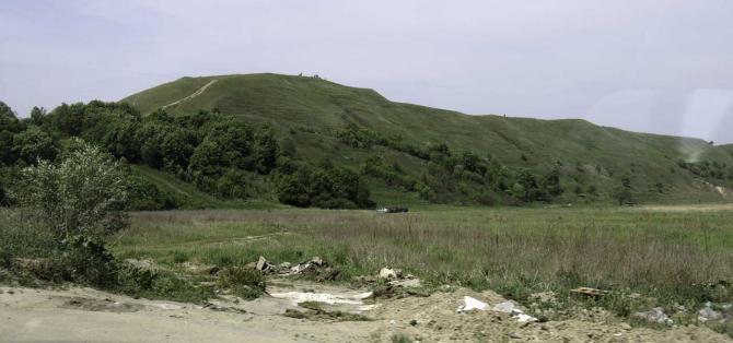 Unten ist die Einfahrt zum Parkplatz zu sehen, links die Schneise ist der kleine Übungshügel. Dort geht auch der Fußweg hinauf.