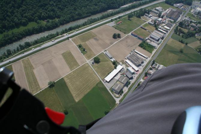 Blick auf die grossen Landeflächen westlich von Lumino (bitte immer nur dort wo gemäht ist)