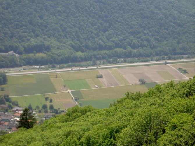 Blick auf die grosse Landewiese. Der Talwind ist hier bei schönem Wetter oft über 40 km stark.