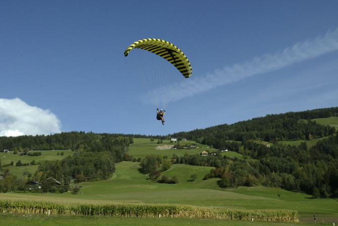Landeanflug, dieser Pilot fliegt zumeist in der Mittagspause und das fast täglich. Er kennt die Hausbärte und das Fluggebiet wie seine Westentasche.