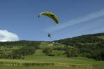 Paragliding Fluggebiet Europa » Italien » Trentino-Südtirol,Nauders,Landeanflug, dieser Pilot fliegt zumeist in der Mittagspause und das fast täglich. Er kennt die Hausbärte und das Fluggebiet wie seine Westentasche.