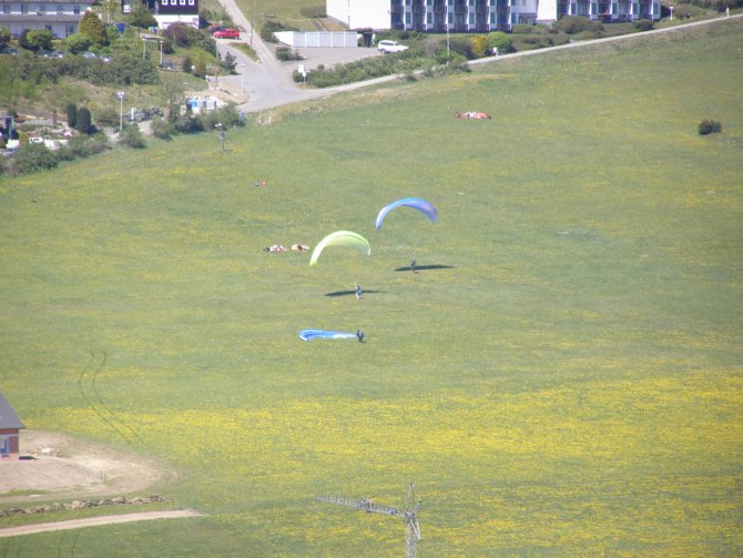 Auch Ideal zum Groundhandling bei viel Wind geeignet.

Bild ist aus dem Ettelsberglift im April 2007 entstanden.