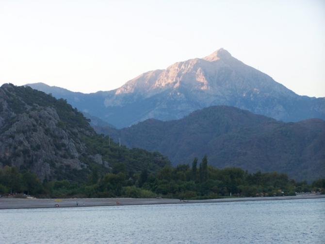 Der Tahtali vom Cirali Strand.
Aufgenommen im September 2007