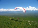 Paragliding Fluggebiet Asien » Kirgistan,Korumdu - Suusamyr-Tal - Kirgistan,Start am 17. Juni 2007. Im Hintergrund sieht man eine Teil der Bergkette, die das Tal nach allen Seiten hin umschliesst.