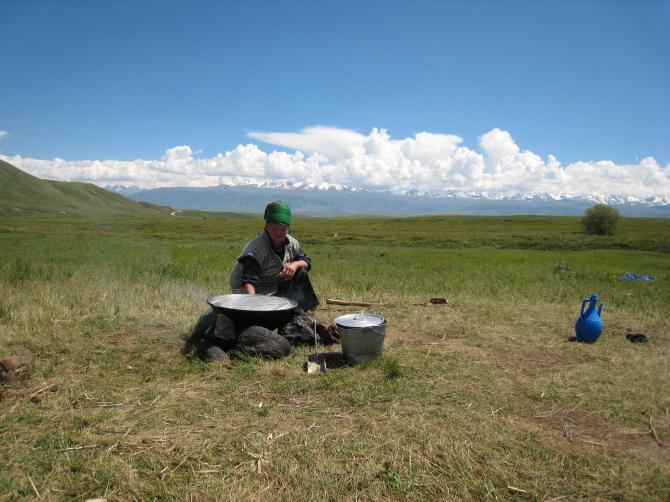 Die Kirgisen sind sehr gastfreundlich. Ihr werdet sicher nach der Landung auf Kumiß, Fladenbrot und Sauerrahm eingeladen werden.