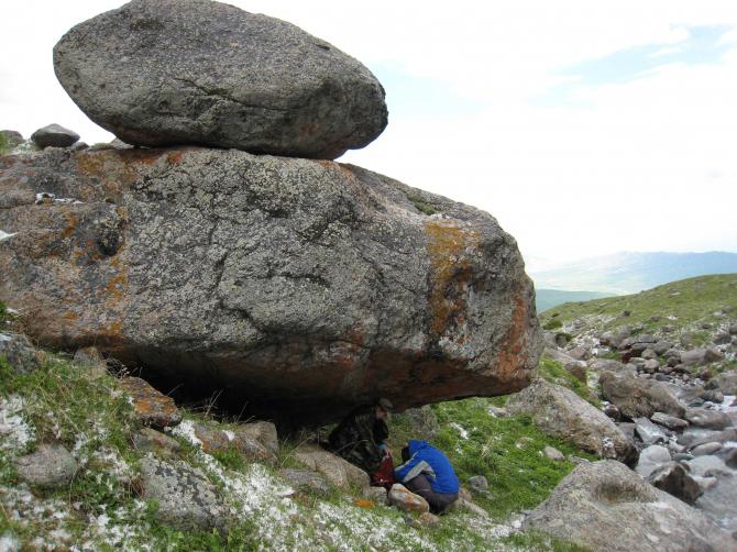 Am Nachmittag sind Gewitter und Hagelschauer häufig. Entlang des Baches, der vom Sattel herunterfließt gibt es mehrere große Felsen, unter die man bei Hagel flüchten kann.