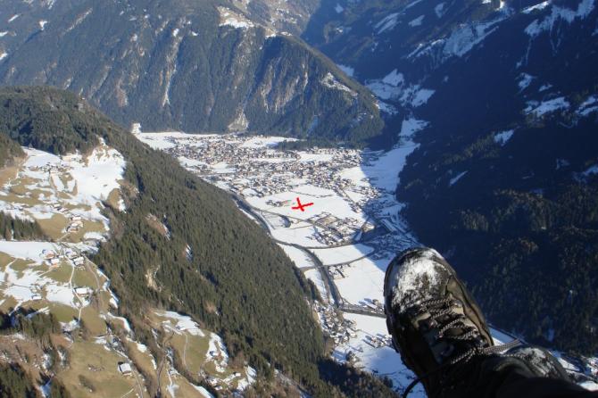Blick Richtung Mayrhofen im Zillertal, Anflug aus dem Tuxertal. Die L-förmige Wiese vor dem Umspannwerk ist der Landeplatz am Hotel Ehenleben.