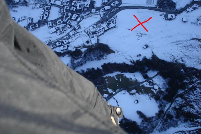 Blick auf den Landeplatz Finkenberg, direkt neben der Talstation der Bahn. Ausreichend Platz, aber am Hang und leicht im Lee. Vorher von der Bahn anschauen.