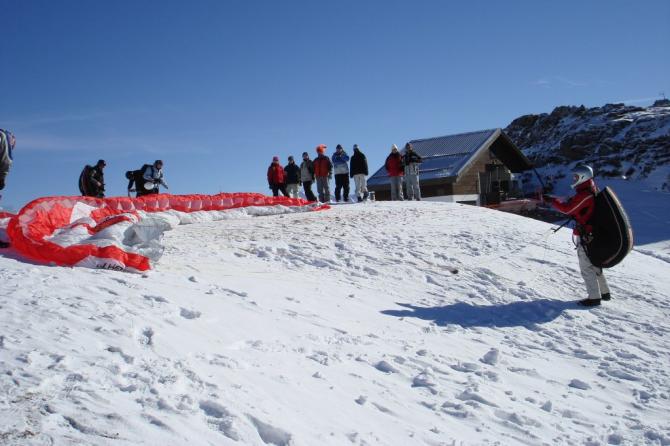 Weststartplatz Finkenberg. Platz für ca. drei Schirme, nur kurzer Anlauf.
